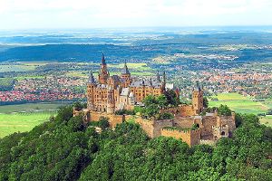 Nach einer Umfrage der Deutschen Zentrale für Tourismus gehört die Zollerburg zu den 100 beliebtesten Ausflugszielen. Foto: Rath Foto: Schwarzwälder-Bote