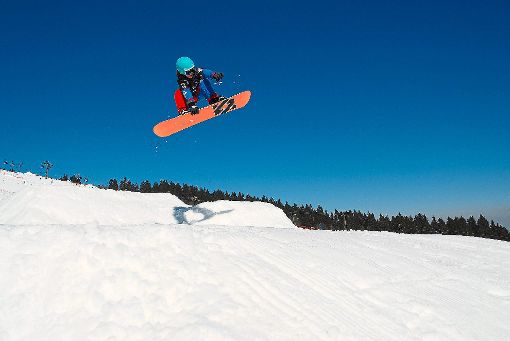 Das Besondere am KidsFreestyleCross ist das 2016 erfolgreich erprobte neue Format, das aus einer Kombination aus Snowboardcross und Freestyle besteht. Foto: Jörg Lelonek