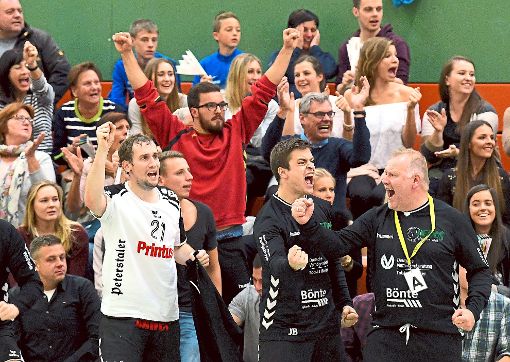 Große Freude bei den Spielern, Fans und Verantwortlichen des HC Elgersweier nach dem Sieg gegen Oberkirch.  Foto: Wendling