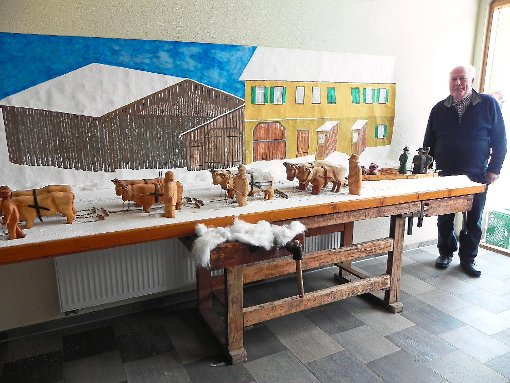 Fritz Finkbeiner hat das Modell eines Bahnschlittens gebaut. Für den Schnee nutzte er Styropor.  Fotos: Blaich Foto: Schwarzwälder-Bote