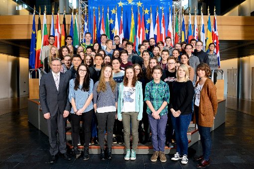 Die Klassen 10b und 10c des Gymnasiums Ebingen haben dem Europaparlament in Straßburg einen Besuch abgestattet. Das Bild zeigt sie  mit ihrem Gastgeber, dem Abgeordneten Norbert Lins (vorne links), vor den Flaggen der 28 EU-Mitgliedsstaaten. Foto: Schwarzwälder-Bote
