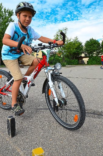 Beim Sommerferienprogramm des TSV Neuhengstett übten die Kinder auf spielerische Weise verkehrssicheres Verhalten auf dem Fahrrad.  Foto: Bausch Foto: Schwarzwälder-Bote
