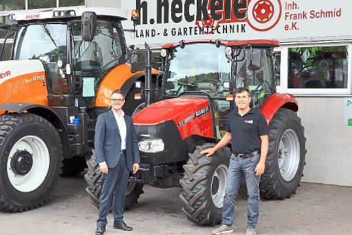 Frank Schmid (rechts) zeigt Peter Boch die Firma. Foto: Wagner Foto: Schwarzwälder-Bote