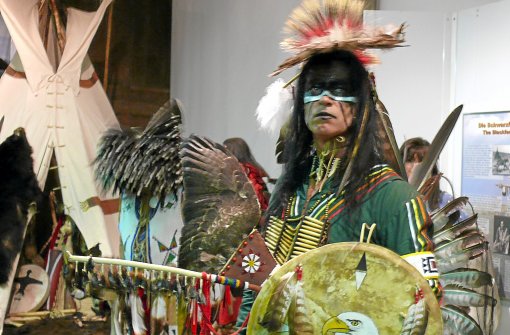 Keine echten Indianer, aber doch lebendig: Pow Wow-Tänzer bei der Eröffnung der Ausstellung.  Foto: Hauser Foto: Schwarzwälder-Bote