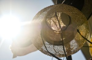Bei einem Sonnenstich überhitzt das Gehirn. Ein Hut kann vor  gefährlichen Folgen schützen. Foto: Lichtgut/Max Kovalenko