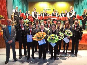 Im Rahmen des Jubiläumskonzertes wurden treue und aktive Musiker des Musikvereins Neubulach ausgezeichnet.  Foto: Stocker Foto: Schwarzwälder-Bote