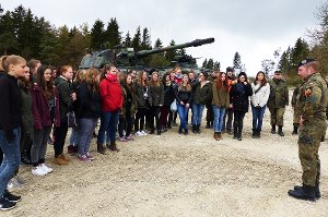 Beim Girlsday informierten sich die rund 40 Mädchen über die Berufsmöglichkeiten bei der Bundeswehr. Foto: Grimm Foto: Schwarzwälder-Bote