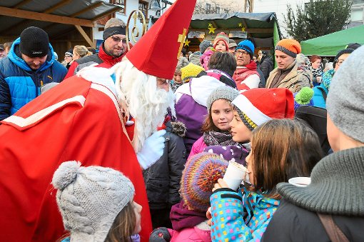 Nikolaus hat für jedes Kind ein kleines Geschenk.   Foto: Ziechaus Foto: Schwarzwälder-Bote