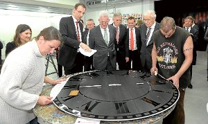 Ministerpräsident Winfried Kretschmann (Mitte) schaute im Rahmen seines Kreisbesuches auch bei der Calwer Firma Perrot,  renommierter Hersteller  von Turmuhren, vorbei. Foto: Fritsch