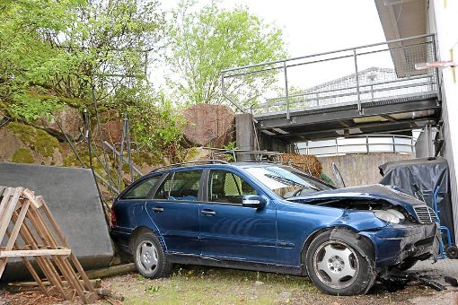 Ein Rentner hat mit seinem Mercedes ein Geländer durchbrochen und ist drei Meter tiefer gelandet. Foto: Badke