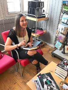Die Autorin Natalie Matt signierte nach der Lesung  ihre Bücher. Foto: Arkadenbuchhandlung Foto: Schwarzwälder-Bote