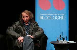 Der französische Schriftsteller Michel Houellebecq hat in Köln seinen Roman Unterwerfung verteidigt.  Foto: dpa