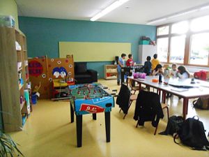Bunte Aufenthaltsräume, ein schönes Treppenhaus und eine farbenfroh gestaltete Mensa bietet die Schule jetzt. Fotos: Rominger/Straub Foto: Schwarzwälder-Bote