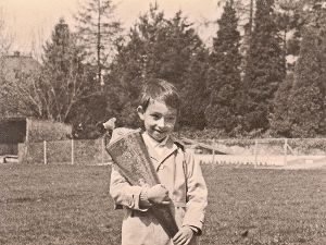 Rupert Kubon zeigt stolz die Schultüte mit dem Herzchen drauf an seinem ersten Schultag. Fotos: Archiv Kubon Foto: Schwarzwälder-Bote