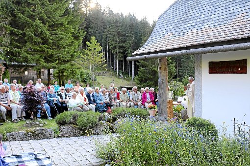 Einmal mehr zelebriert der Schönwälder Ruhestandspfarrer Werner Arnold eine Feldmesse an der  abgelegene Bruder-Klaus-Kapelle im Schneckenloch in Schonach. Fotos: Kommert Foto: Schwarzwälder-Bote