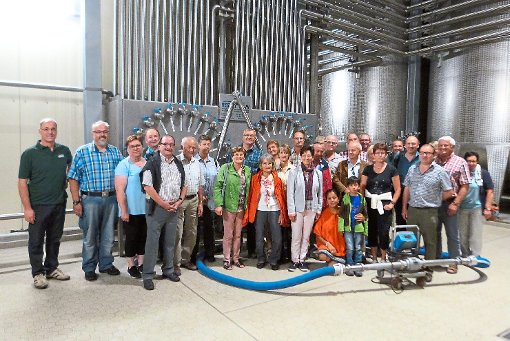Die Gruppe besichtigt auch die Saftkelterei in Bermatingen. Foto: Verein Foto: Schwarzwälder-Bote