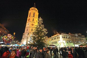 Hier ist viel geboten: Rund um die Balinger Stadtkirche findet Ende des Monats der 40. Christkindlesmarkt statt. Foto: Archiv: Maier