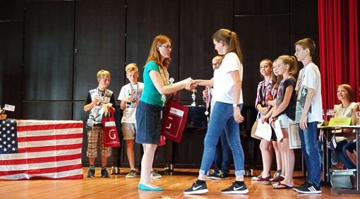 Die Teilnehmer bekommen Preise überreicht. Fotos: Schule Foto: Schwarzwälder-Bote