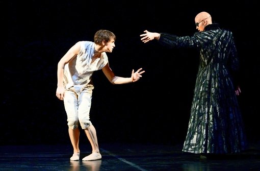 Besiegt das Böse und ist in Stuttgart nun Solist: David Moore als Krabat (li.) neben Marijn Rademaker als Meister. Foto: Stuttgarter Ballett