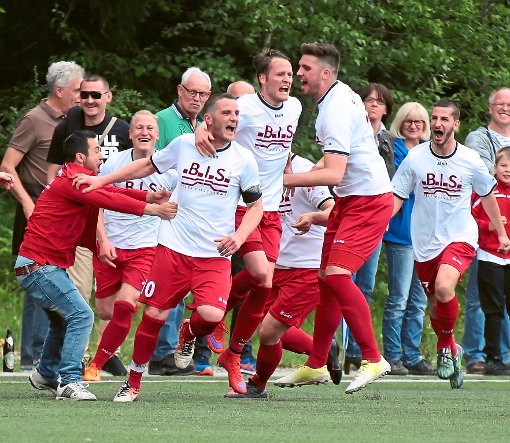 Die Geisinger waren außer Rand und Band in Kappel. Sie freuten sich über den Sprung in die Bezirksliga. Foto: Müller