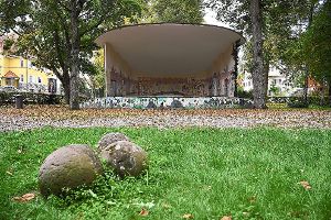 Die Konzertmuschel im Stadtpark hätte auch eine Erfrischungskur nötig. Foto: Nädele Foto: Schwarzwälder-Bote