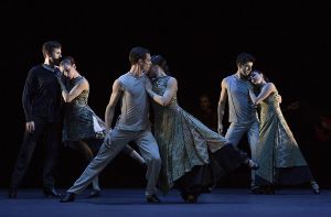 Szene aus Martin Schläpfers neuem Mozart-Ballett „Symphonie g-Moll“.  Foto: Gert Weigelt