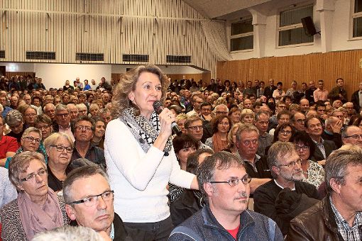 Die Halle ist voll während der Kandidatenvorstellung. Ingrid Balke nutzt die Chance, Dieter  Albrecht eine Frage zu stellen. Foto: Parage