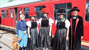 Aufgenommen anlässlich der Schwarzwaldbahn-Jubiläumsfahrt mit dem „Stuttgarter Rössle“ nach Radolfzell: Die Trachtenträger aus Gutach und der historische Zug ergänzen sich perfekt. Foto: Richard Schuster