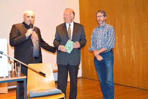 Ein Dankeschön  für  die klaren  Worte: Christof Stocker  mit Willy Wimmer  und Alois Fleig (von links).  Foto: Anton Foto: Schwarzwälder-Bote