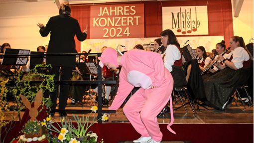 Jahreskonzert des Musikvereins „Eintracht“ Göttelfingen mit Ehrungen, dem rosaroten Panther und Huckleberry. Foto: Angela Baum