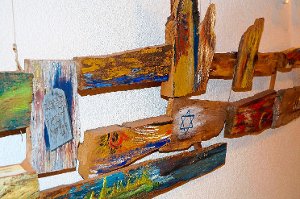 2000 Jahre Jerusalem: Das Werk wurde als eine gemeinsame Arbeit von Künstlern des Künstlerkreises Unterkirnach geschaffen. Es hängt im Altarraum der evangelischen Kirche. Foto: Schlenker Foto: Schwarzwälder-Bote