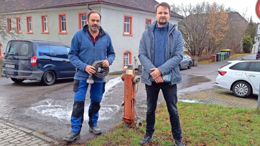Kai Baudis, der Leiter des Donaueschinger Wasserwerks (rechts), und sein Stellvertreter Werner Gieray sind am Montagmorgen in Wolterdingen auf Fehlersuche. Foto: Anita Reichart