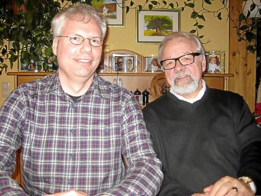 Der neue Vorsitzende des evangelischen Kirchengemeinderats, Torsten Zühlsdorff (links) mit Pfarrer  Romppel    Foto: Frädrich Foto: Schwarzwälder-Bote