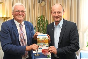 Manfred Herzner (links) und Sven Kieninger, Vorsitzender und Geschäftsführer des TV Villingen, präsentieren das Halbjahresprogramm 2016.  Foto: Heinig Foto: Schwarzwälder-Bote