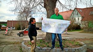 Simon Hülse vom Planungsbüro Schuler und Winz stellt gemeinsam mit Bürgermeister Anton Müller die Pläne für das Dreschhallenareal vor. Am 1 Foto: Marschal