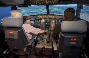 Die größten deutschen Airlines wollen nach dem Schock über die Erkenntnisse zum Germanwings-Absturz die Zwei-Personen-Regel im Cockpit einführen. (Symbolbild) Foto: AIRBUS/dpa
