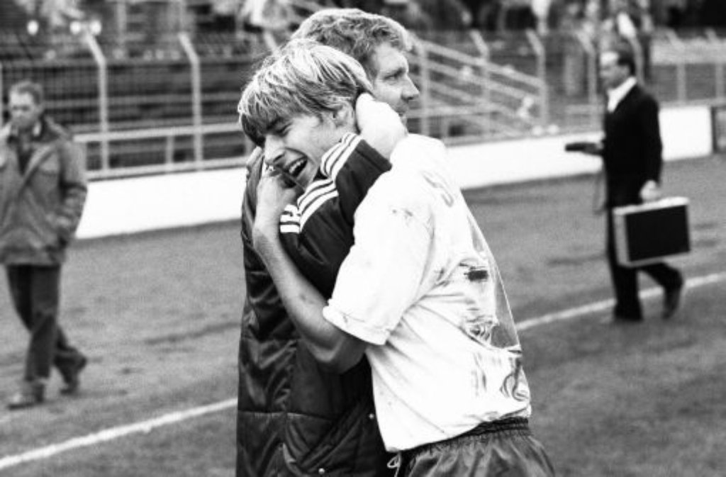 Jürgen Sundermann trainierte die Stuttgarter Kickers in der Saison 1982/83. Hier sehen wir den Trainer (links), der wegen seiner Erfolge beim VfB Stuttgart auch als Wundermann bezeichnet wurde, mit Jürgen Klinsmann, einem seiner damaligen Kickers-Schützlinge.