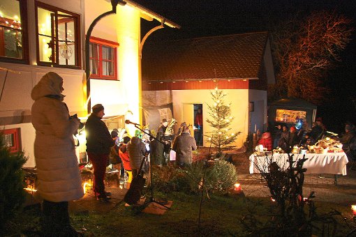 Eine besondere Atmosphäre bot sich den Gästen vor dem erleuchteten Haus der Buchners.   Foto: Huß Foto: Schwarzwälder-Bote