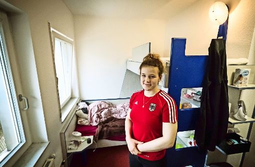 Alles so schön neu hier: Die 16-jährige Judoka Lea Schmid  in einem der generalsanierten Zimmer des Internats. Foto: Lichtgut/Achim Zweygarth