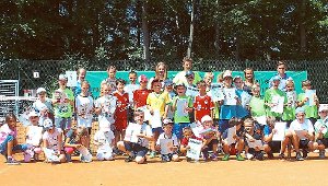Stolz präsentierten die Kinder das Tennisabzeichen, das sie für ihre guten Leistungen bei den Junior-Open  erhielten.   Foto: Preuß Foto: Schwarzwälder-Bote