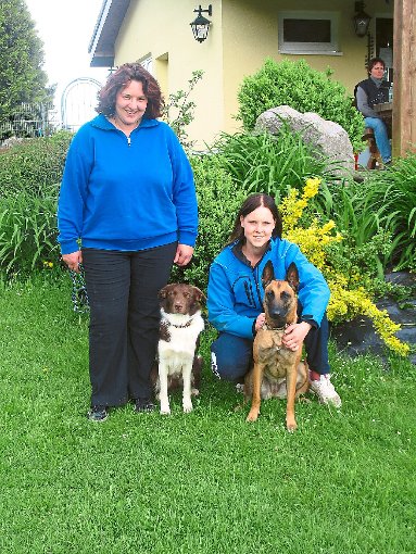 Tanja Braun mit ihrem Border Collie-Rüden Bandix (links) und Verena Schmid mit ihrer Malinois-Hündin Caesy bestanden die Begleithundprüfung.   Foto: Hundesportzentrum Foto: Schwarzwälder-Bote