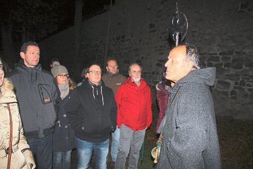 An der Stadtmauer erzählt Gunter Schwarz die Geschichte vom Romäus. Foto: Schimkat Foto: Schwarzwälder-Bote