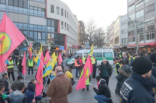 Auf der ersten Etappe des Kurdenmarsches ist es am Montagvormittag zu einer Schlägerei in Bad Cannstatt gekommen.  Foto: Fotoagentur Stuttgart Andreas Rosar