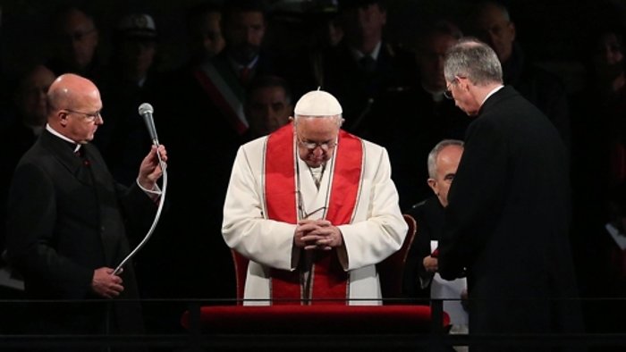 Zehntausende beten mit Papst Franziskus