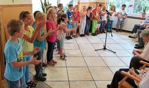 Was sie in ihrem ersten Schuljahr gelernt haben, zeigten die Schüler der Klasse 1a bei ihrem Auftritt im Senioren-, Kur- und Pflegeheim Waldheim Tonbach.  Foto: Wilhelm-Münster-Schule Foto: Schwarzwälder-Bote