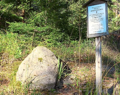 An der Böschung des Schleifwegs erinnert ein Gedenkstein an einen tödlichen Arbeitsunfall im Wald.­          Foto: Bechtle Foto: Schwarzwälder-Bote