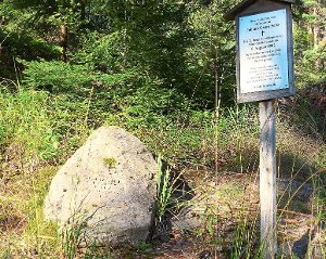An der Böschung des Schleifwegs erinnert ein Gedenkstein an einen tödlichen Arbeitsunfall im Wald.­          Foto: Bechtle Foto: Schwarzwälder-Bote