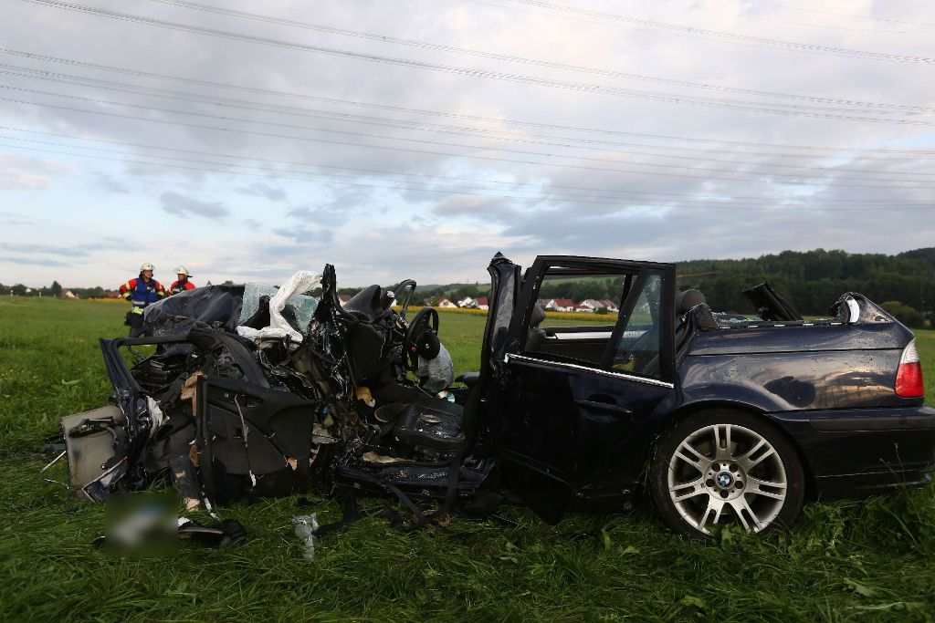 Bei einem schweren Verkehrsunfall auf der B 27 nahe Balingen ist ein 30-jähriger Mann ums Leben gekommen.