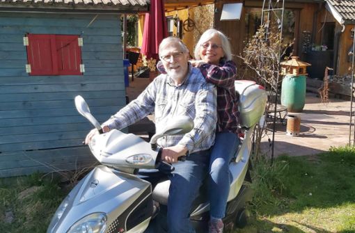 Bärbel Altendorf-Jehle auf dem Motorrad, zusammen mit ihrem Mann Karl-E. Jehle. Mit diesem Foto haben sich die beiden erfolgreich auf die Statistenrolle beworben. Foto: Jehle
