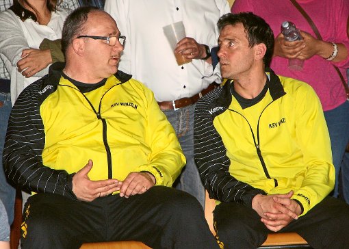 Die beiden Trainer des KSV Winzeln, Frank King (links) und Ingo Schmid, beraten sich über die bestmögliche Aufstellung beim Verbandsligisten.  Foto: Trik